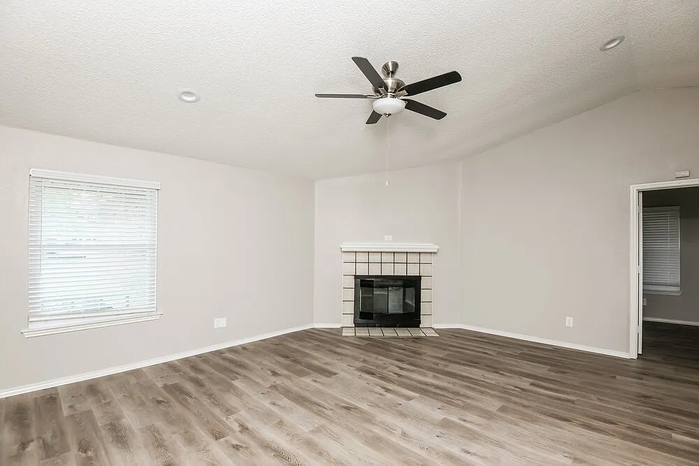3 bed, 2.0 bath, 1366 sqft, $1,995 — Photo 3