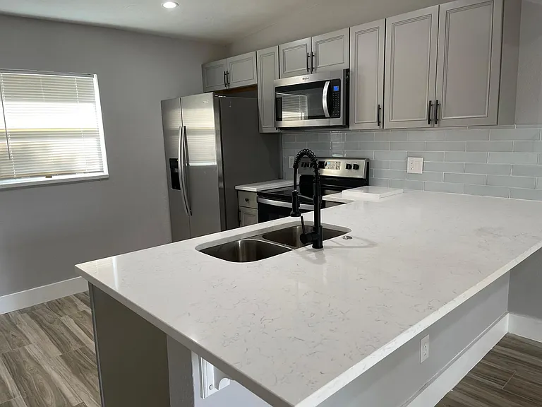 560 Iris Rd — Photo 5
