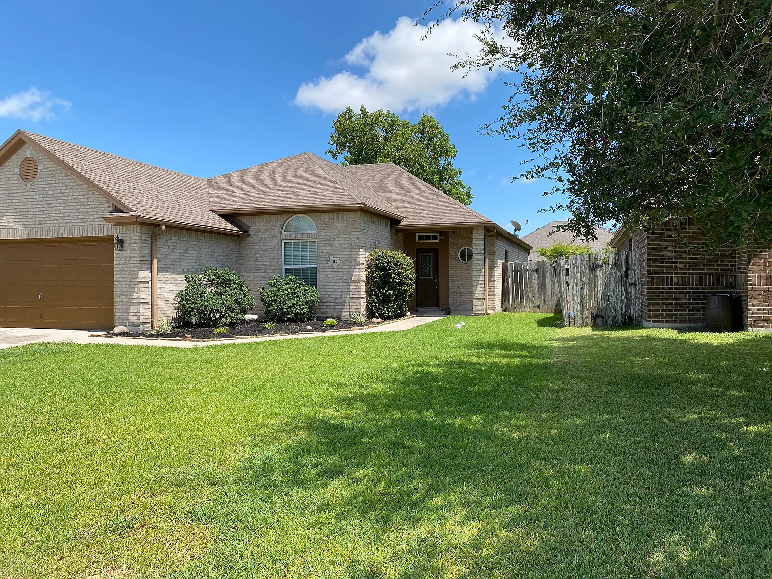 4 bed, 1945 sqft, $2,500 — Photo 1