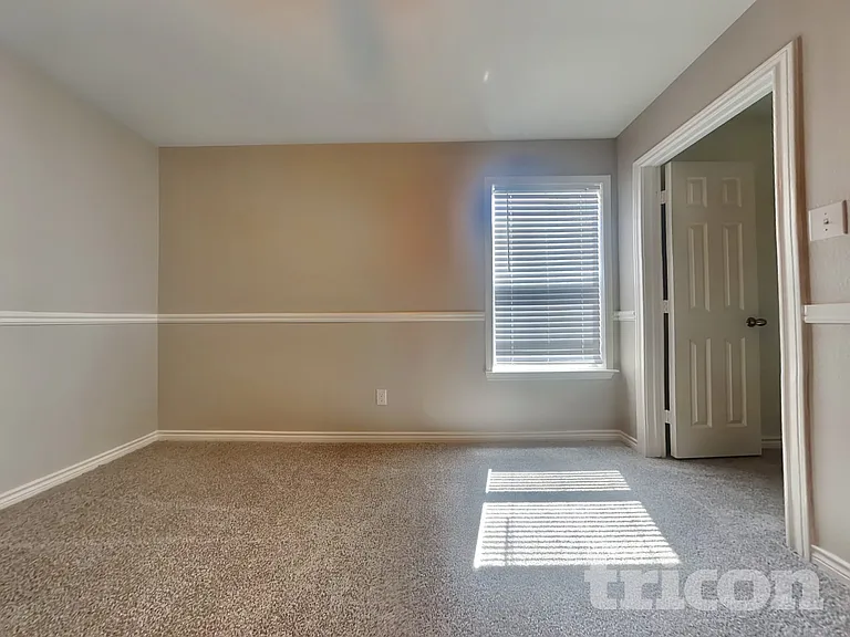 5816 Greenmeadow Dr — Photo 12