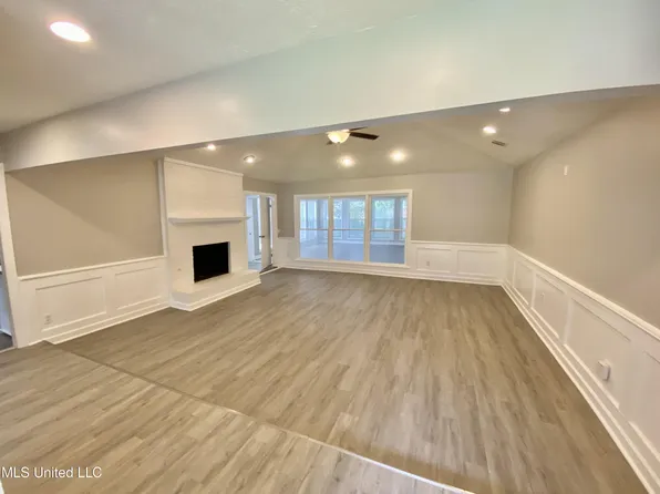 1520 Northlake Cir, Jackson, MS 39211