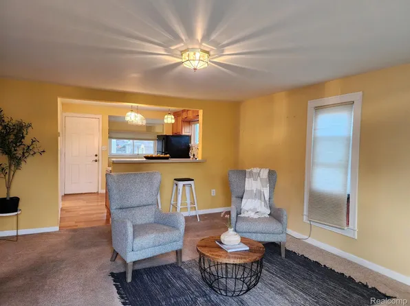 609 E Main St, Pinckney, MI 48169