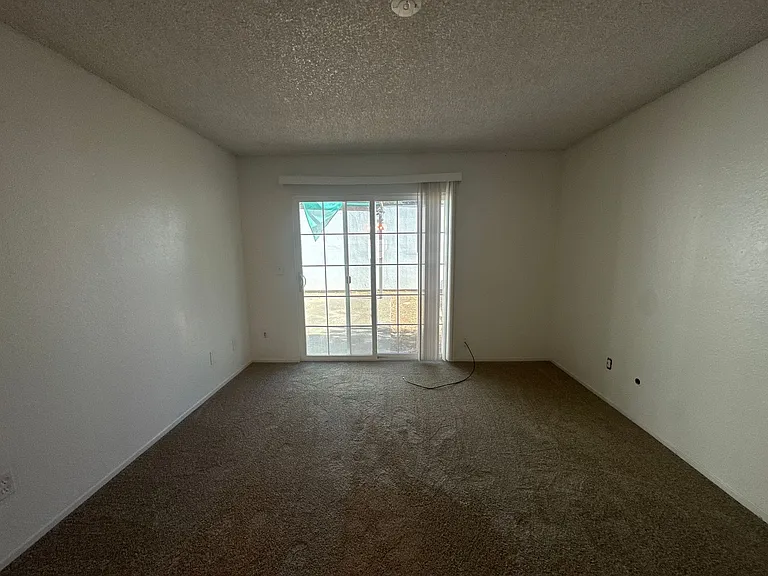 308 N Riverside Dr — Photo 15