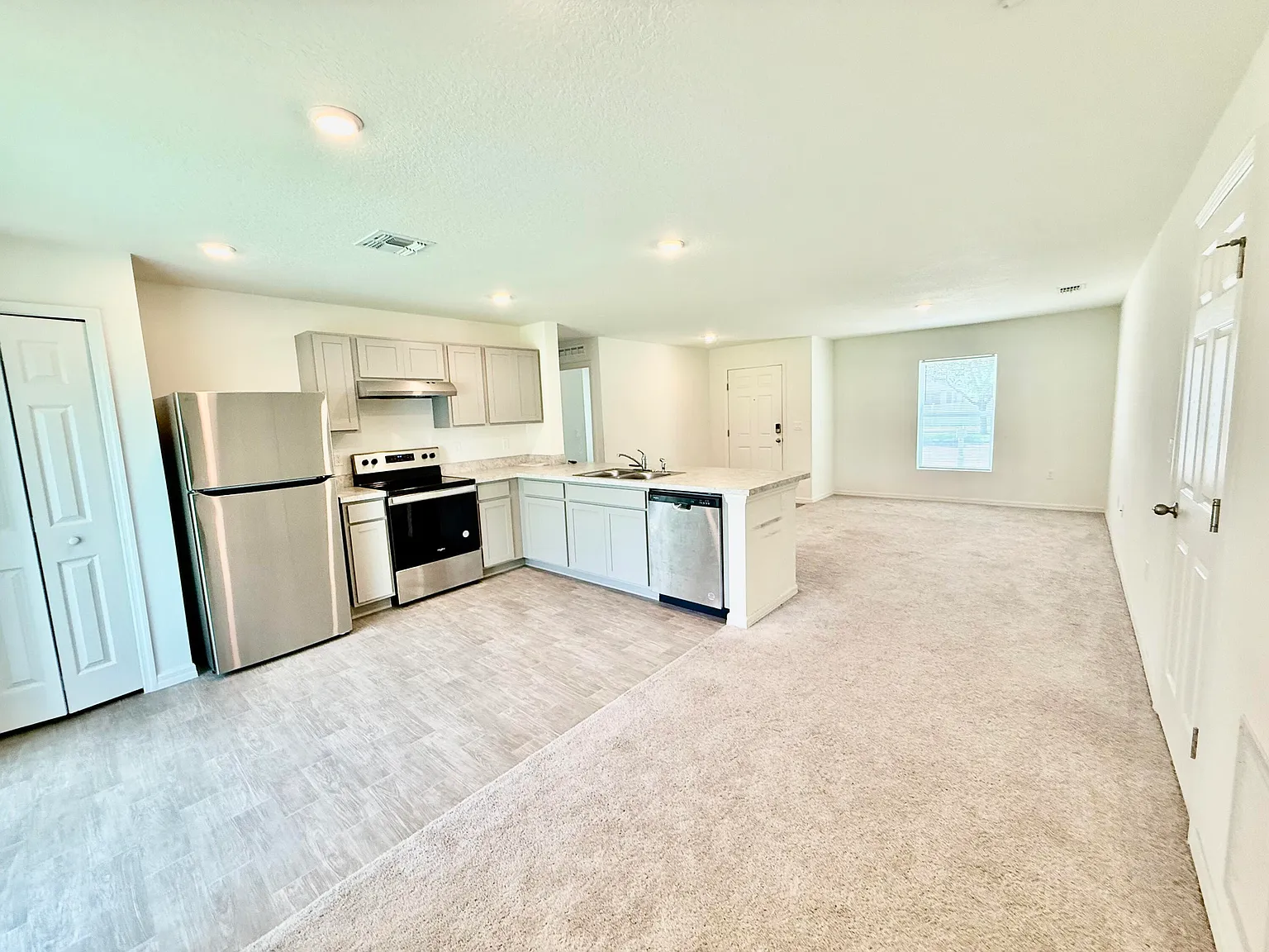 3 bed, 2.0 bath, 1233 sqft, $2,400 — Photo 3