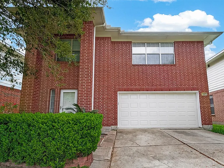 13915 Maleewan Ln — Photo 2