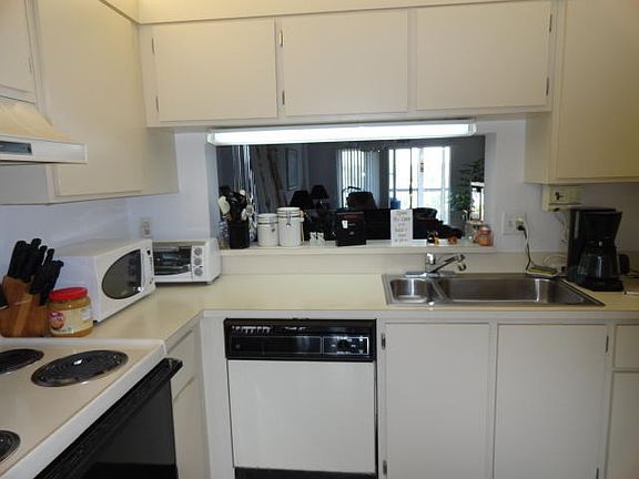 3rd image of 3146 Via Poinciana APT 301
