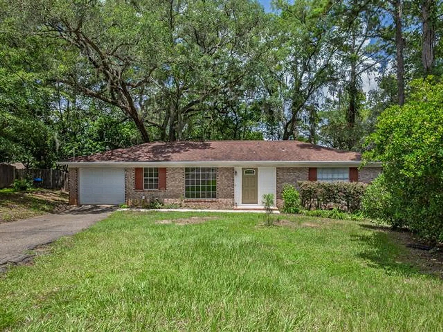 Gorgeous Nw 3/2 On W/ Fenced Yard, Garage, Stainless Steel Appliances, & More! Avail Now For $180... — Photo 2