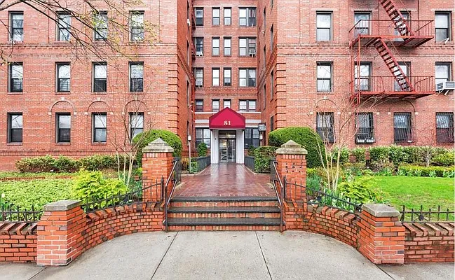 Sold by Warburg | media 9