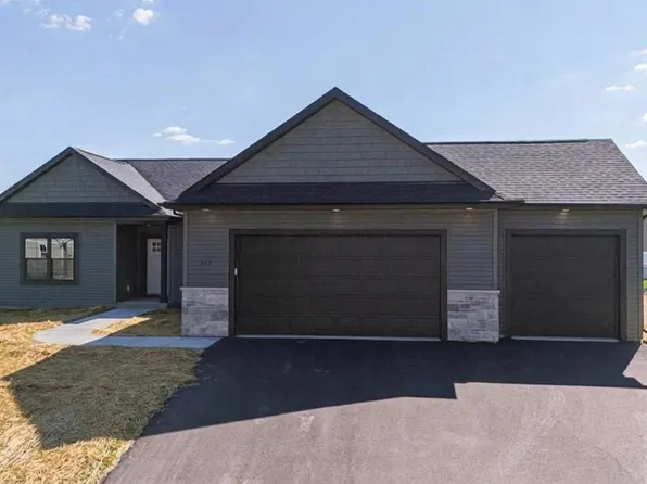 425 Village Ln, Ripon, WI 54971