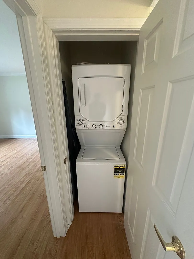 Charming 3 Bedroom — Photo 3