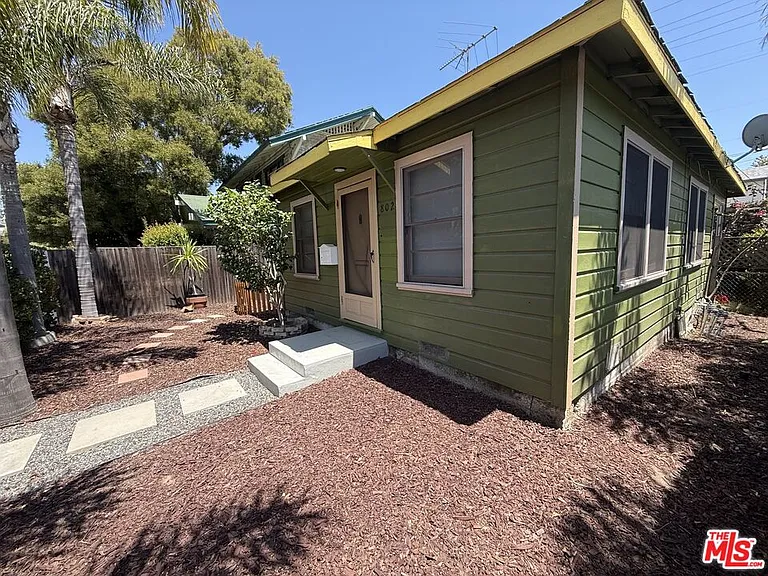 802 Superba Ave — Photo 4