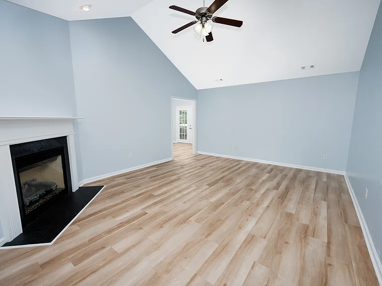 100 Lakeside Green Dr — Photo 9