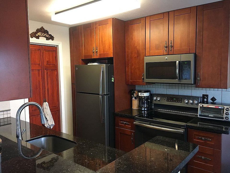 Granite, GE appliances,wood.