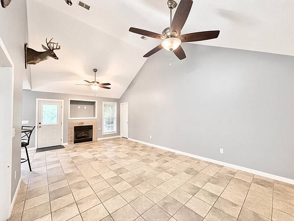 4th image of 425 Hook Ave