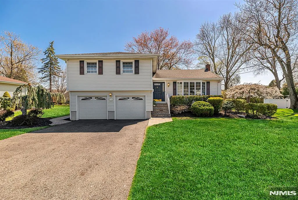 145 Merritt Dr photo 1