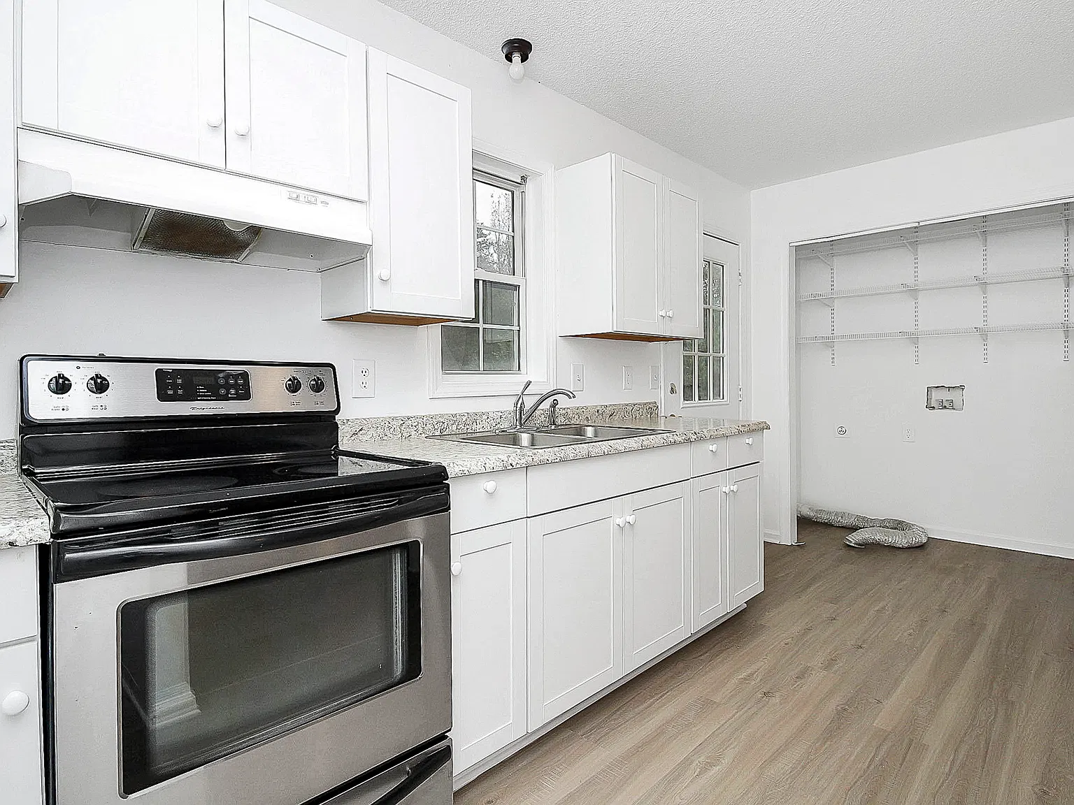 3 bed, 949 sqft, $1,400 — Photo 2