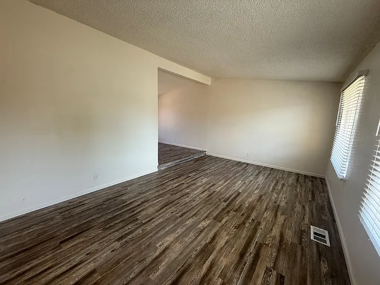 131 Glasgow Way — Photo 17