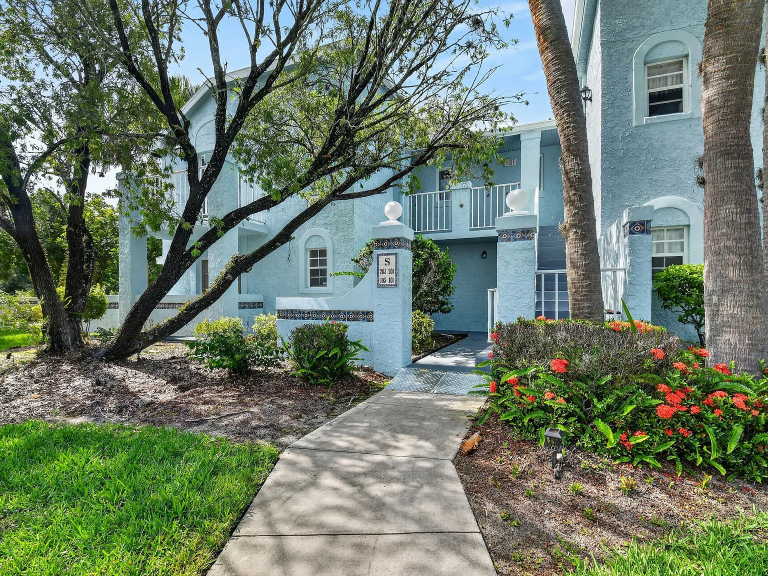 2 bed, 2.0 bath, 874 sqft, $1,850 — Photo 2