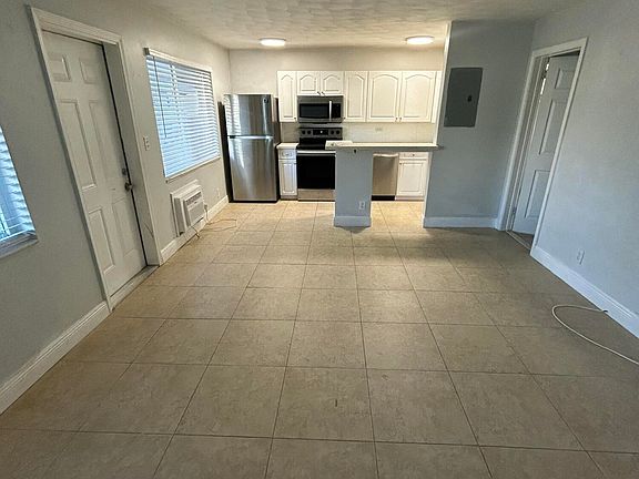 2nd image of 925 NE 17th Ave APT 1
