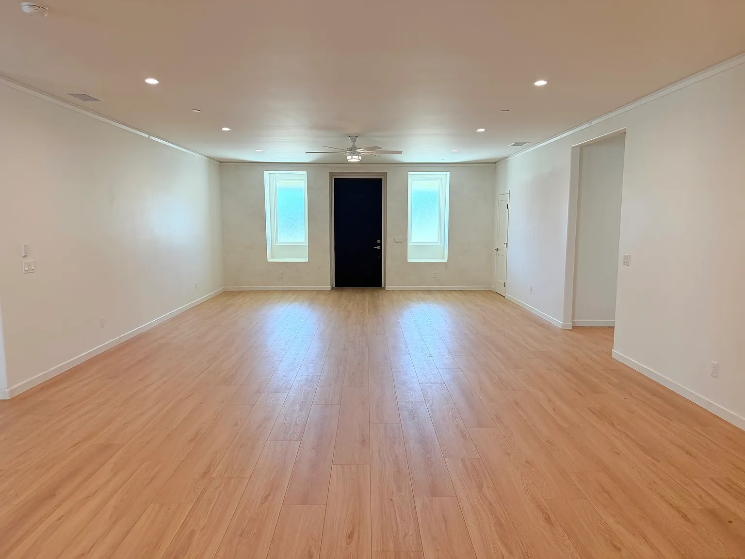 3 bed, 2.5 bath, 2300 sqft, $4,050 — Photo 4