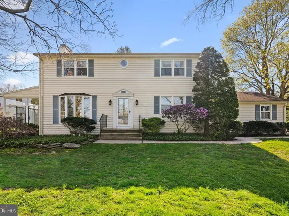 6 Clover Hill Ln, Trenton, NJ 08638