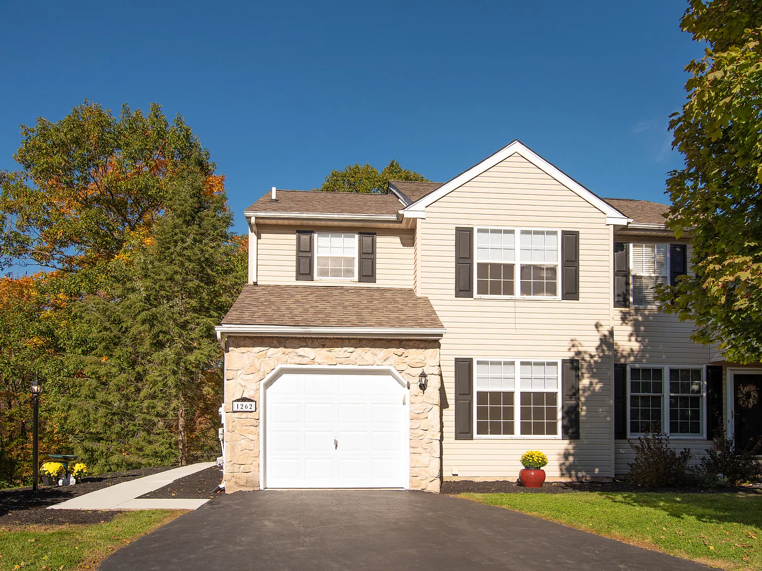 3 bed, 2.5 bath, 1673 sqft, $3,300 — Photo 2