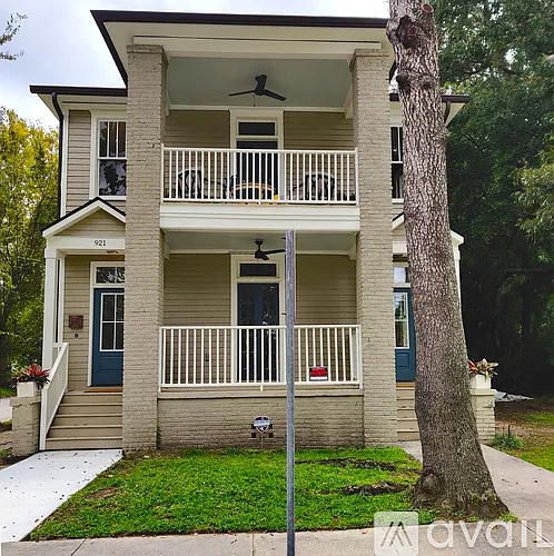 Building Photo - 921 E Waldburg St