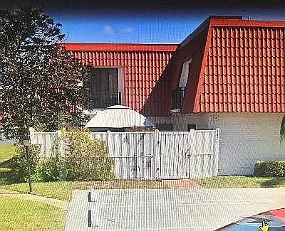 1426 Oxford Ln — Photo 3