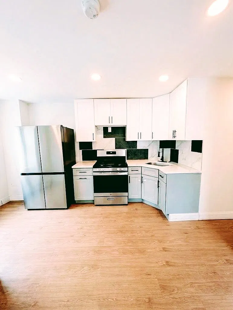 4 bed, $3,200 — Photo 1