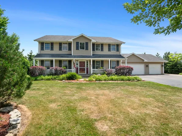 695 Shadow Wood Dr, Dixon, IL 61021