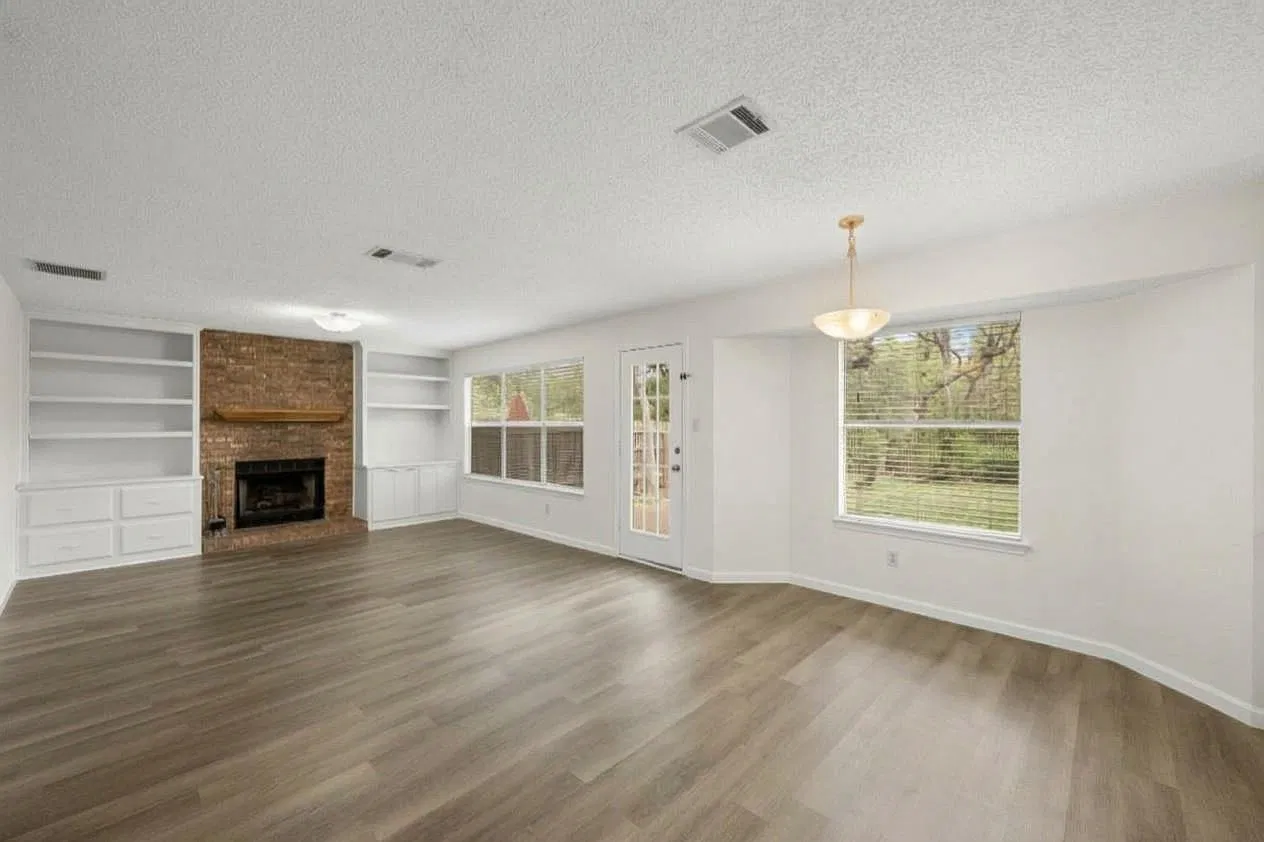 3 bed, 2.5 bath, 2358 sqft, $2,595 — Photo 4