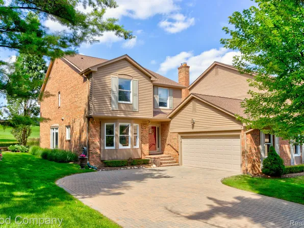 6 The Oaks, Bloomfield, MI 48301