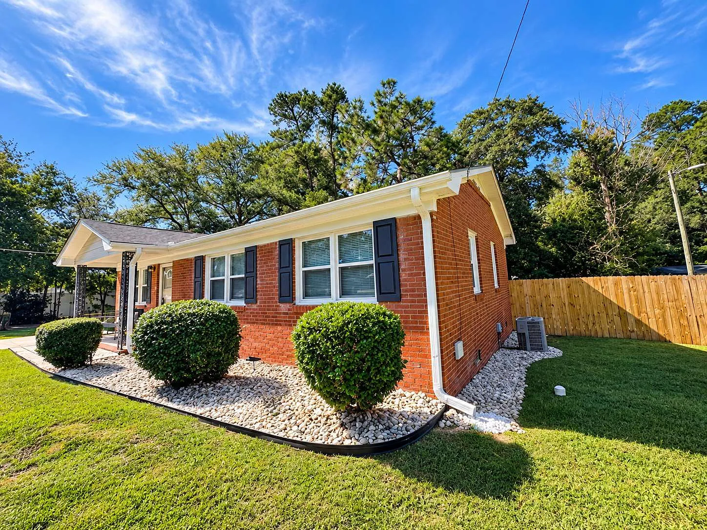 3 bed, 1.0 bath, 975 sqft, $1,300 — Photo 2