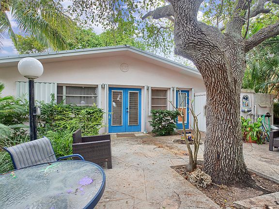 3rd image of 180 N Coconut Palm Blvd
