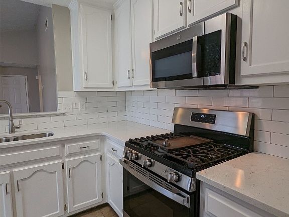 5th image of 321 Brownwood Ct