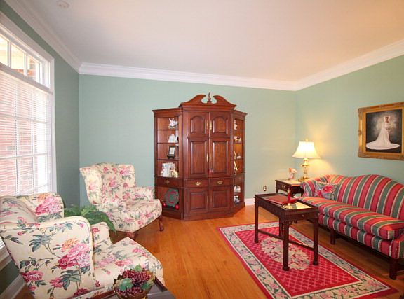 5th image of 610 Hillcrest Pl