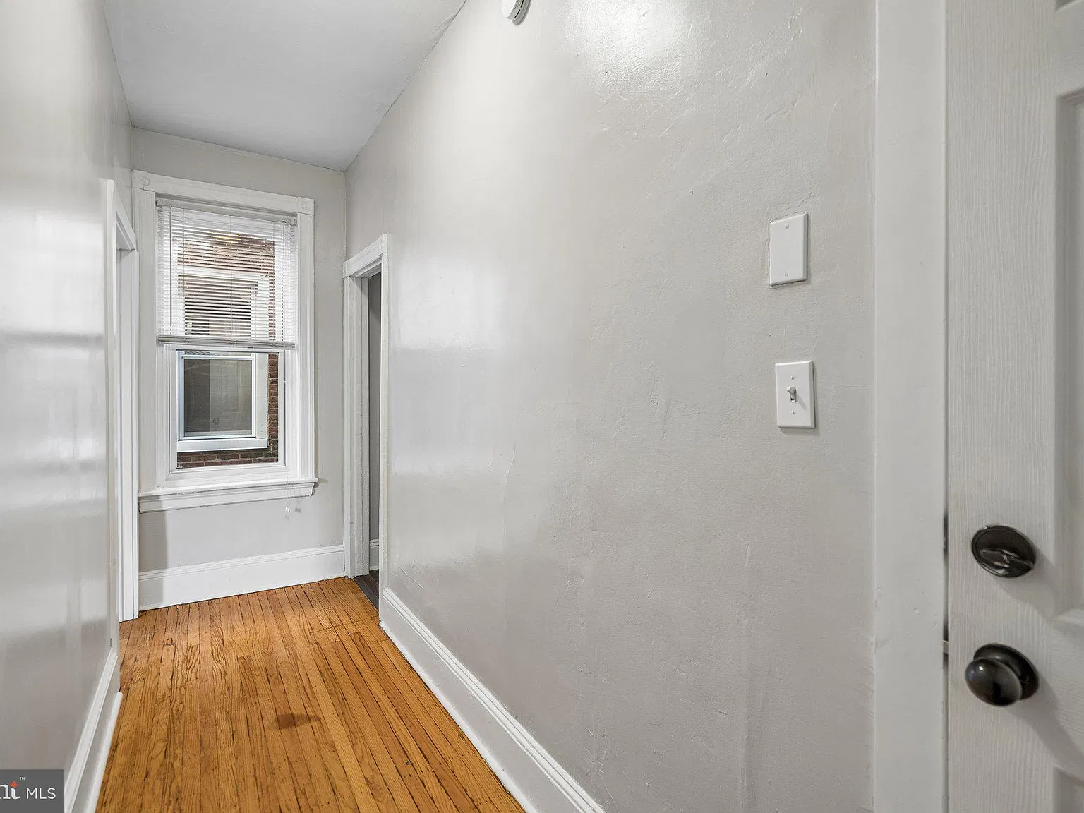 2 bed, 1.0 bath, 880 sqft, $1,300 — Photo 2