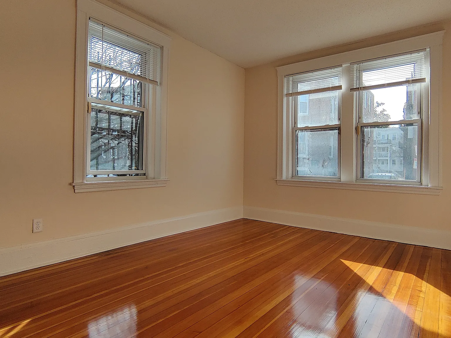 3 bed, 1000 sqft, $3,900 — Photo 3