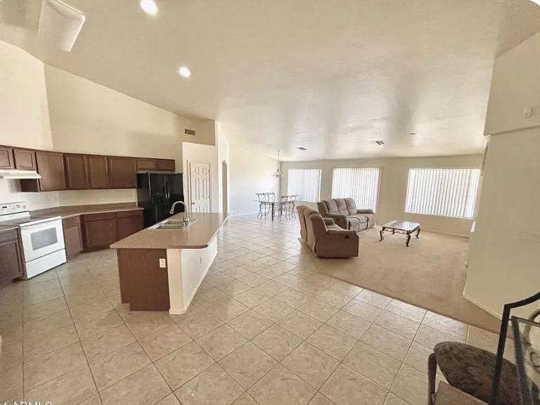 608 W Rattlesnake Pl — Photo 3
