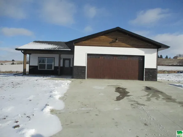 888 Aster Dr, Cherokee, IA 51012