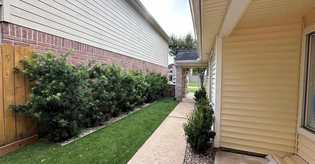3 bed, 2.0 bath, 1656 sqft, $1,950 — Photo 2