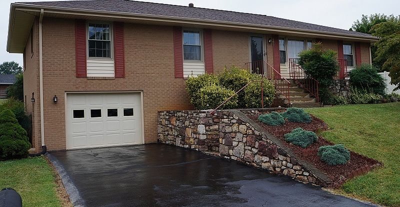 1st image of 400 Rebecca Ln
