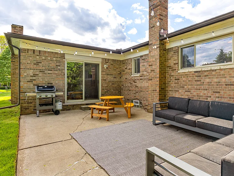 2140 Adrienne Dr — Photo 37