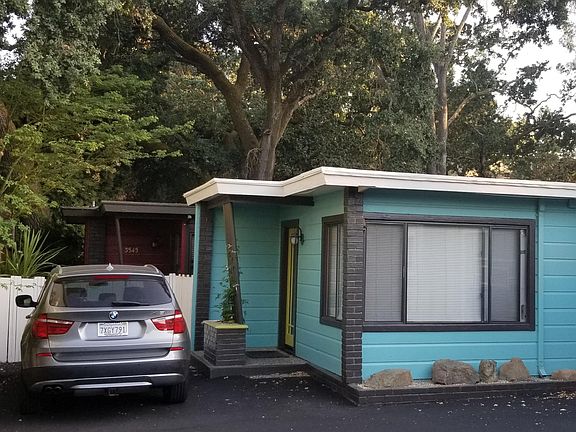 DUPLEX located behind the main cottage. 3543 (1bed) and 3545 (2 beds) . To see the interior, go to the each address separately.