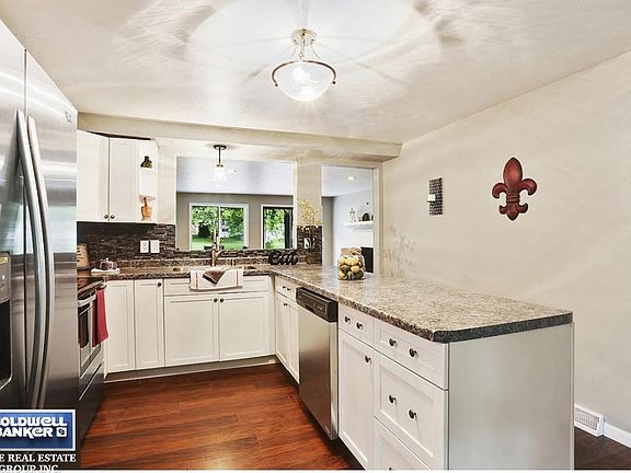 Updated Kitche W/ New Appl.