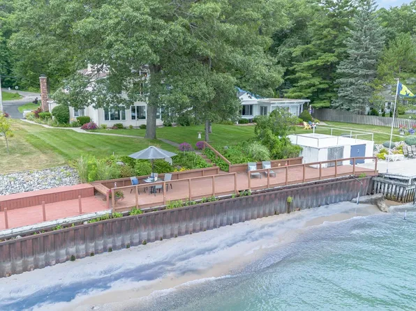 2011 Douglas Dr, Tawas City, MI 48763