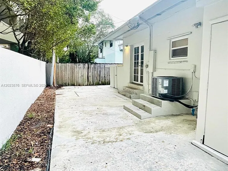 1020 SW 36th Ct — Photo 32