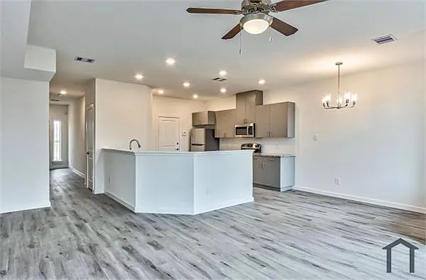 3 bed, 2041 sqft, $1,950 — Photo 4