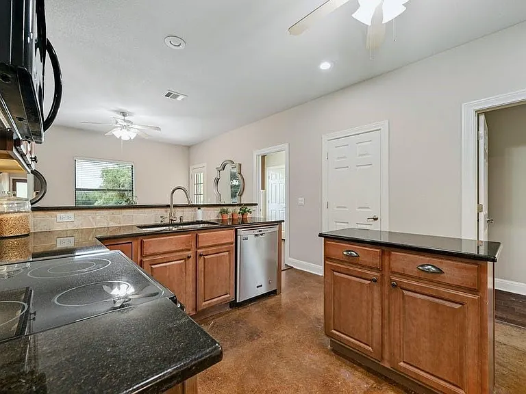 200 Oak Hollow Ln — Photo 5