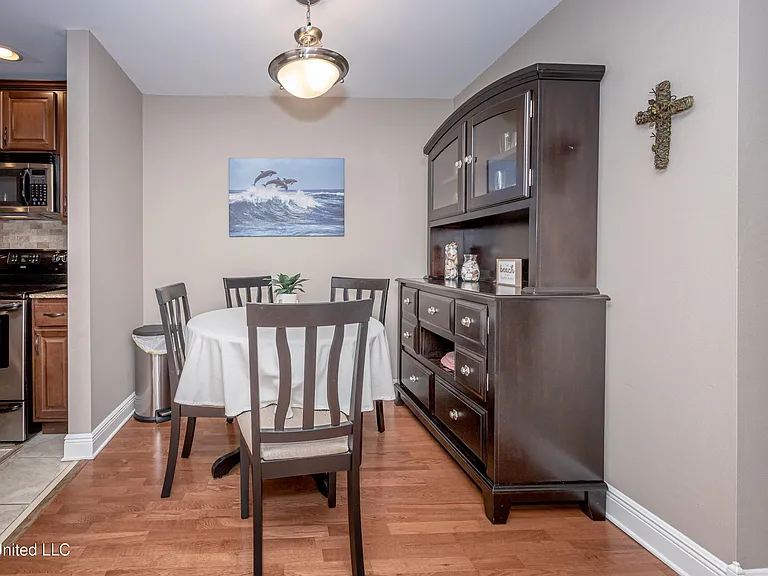 2421 Beachview Dr — Photo 9